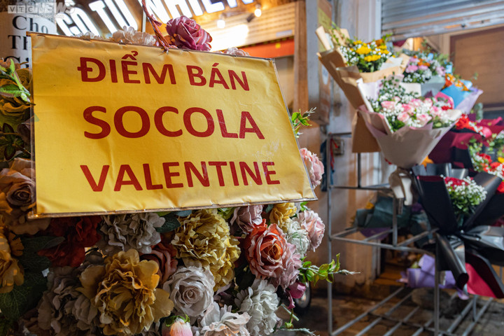 Khách thích đồ độc lạ, hàng nhập ngoại lên ngôi mùa Valentine 2023 - 13