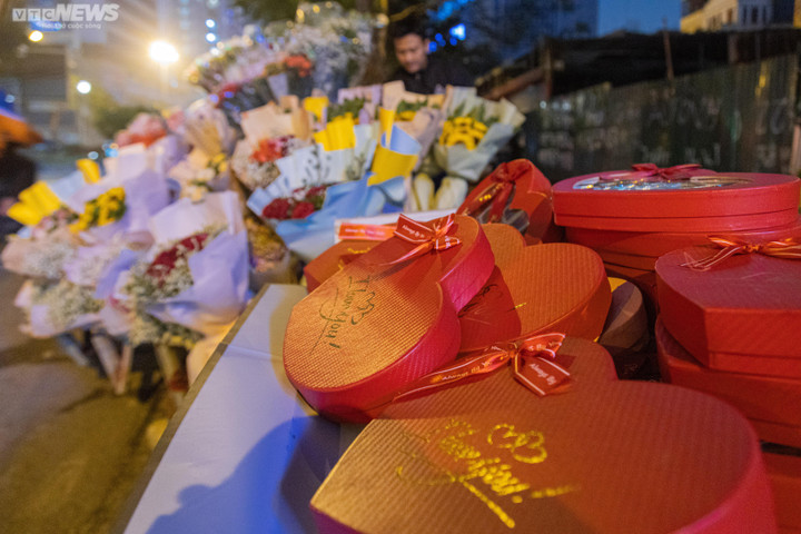 Khách thích đồ độc lạ, hàng nhập ngoại lên ngôi mùa Valentine 2023 - 8