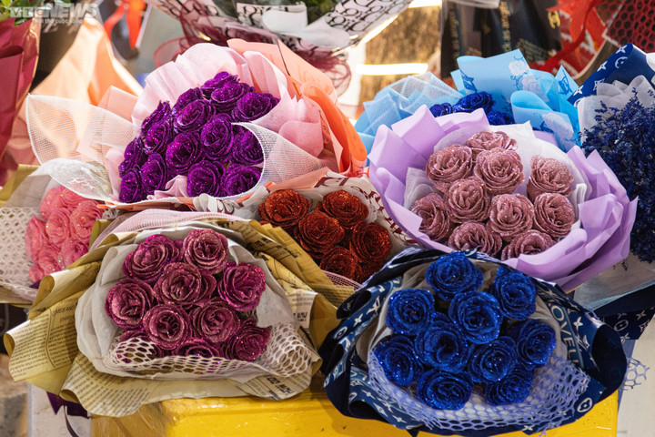 Khách thích đồ độc lạ, hàng nhập ngoại lên ngôi mùa Valentine 2023 - 6