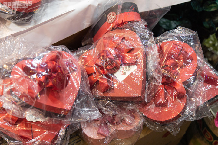 Khách thích đồ độc lạ, hàng nhập ngoại lên ngôi mùa Valentine 2023 - 9