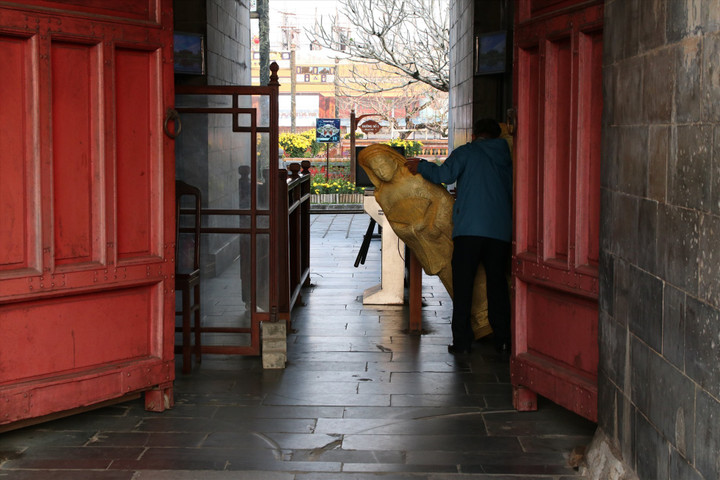 Thu hồi hàng tượng lạ đặt trước cửa Ngọ môn Huế khiến du khách 'giật mình' - 2