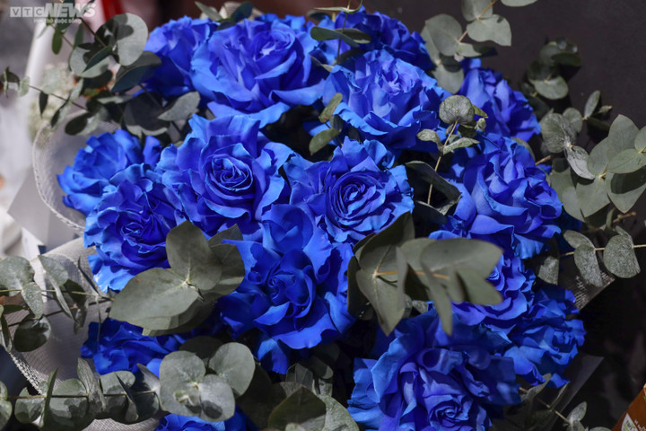 Chi 15 triệu đồng mua một bình hoa ngoại làm quà Valentine - 6