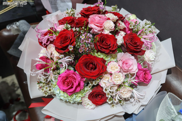 Chi 15 triệu đồng mua một bình hoa ngoại làm quà Valentine - 5