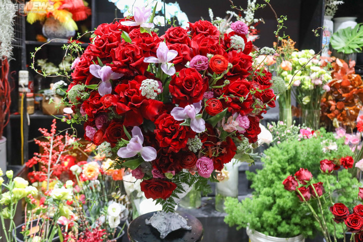 Chi 15 triệu đồng mua một bình hoa ngoại làm quà Valentine - 1