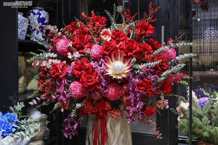 Chi 15 triệu đồng mua một bình hoa ngoại làm quà Valentine - 2