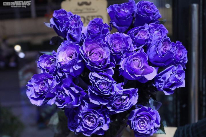 Chi 15 triệu đồng mua một bình hoa ngoại làm quà Valentine - 8