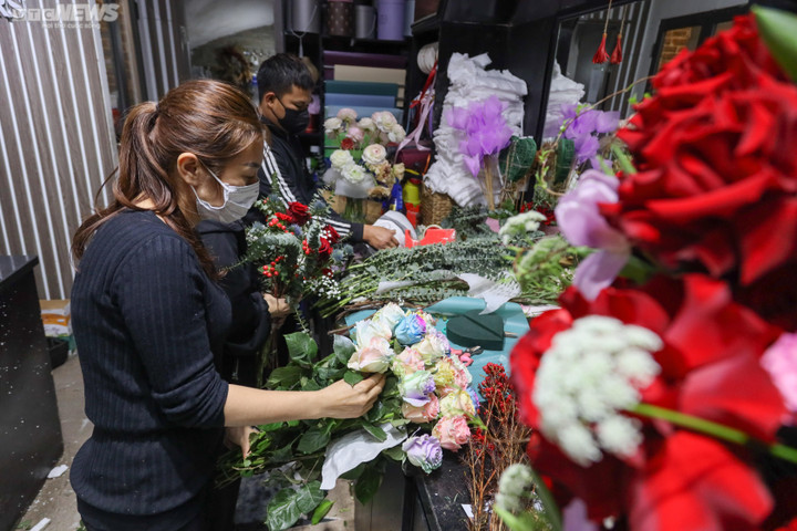 Chi 15 triệu đồng mua một bình hoa ngoại làm quà Valentine - 3