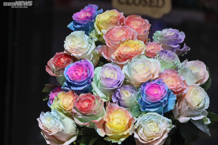 Chi 15 triệu đồng mua một bình hoa ngoại làm quà Valentine - 9