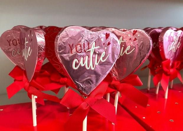 Anh: Lạm phát khiến những món quà tình yêu tăng giá chóng mặt - 1