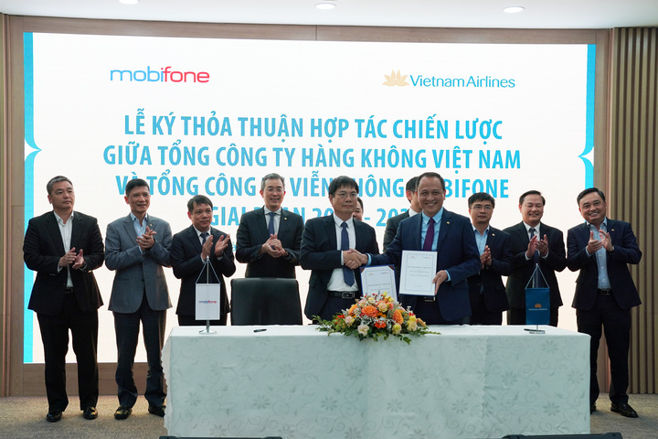 Vietnam Airlines và MobiFone ký kết hợp tác chiến lược - 1