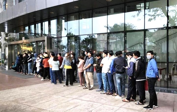 Đà Nẵng quá tải hồ sơ xác nhận lý lịch tư pháp, người dân xếp hàng chờ đợi - 1