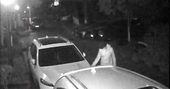 Cãi nhau với đứa trẻ, gã đàn ông 40 tuổi cào xước cả dãy ô tô để trả thù - 2