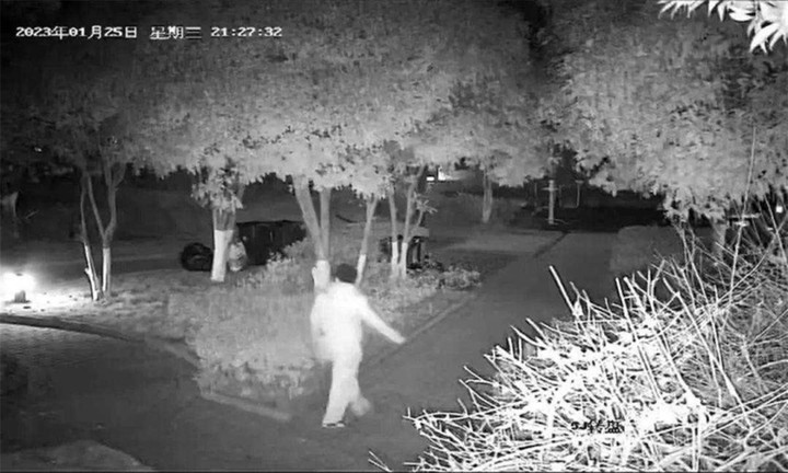 Cãi nhau với đứa trẻ, gã đàn ông 40 tuổi cào xước cả dãy ô tô để trả thù - 1