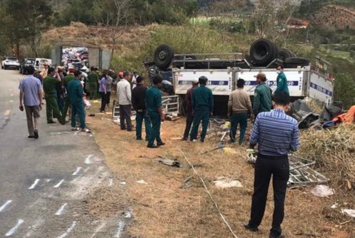 Lật xe chở hàng từ thiện trên đèo, 3 người thương vong - 1
