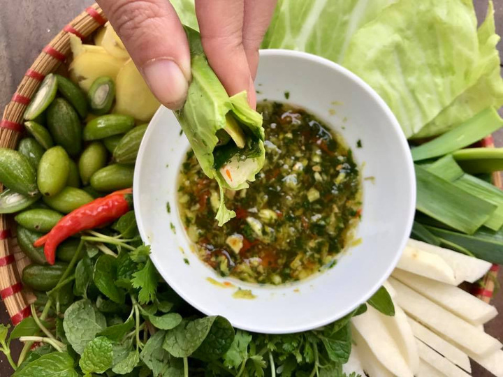 Món ngon: Nhót xanh cuốn bắp cải càng ăn càng thèm - 2