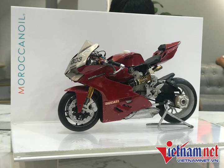 Ngắm loạt mô tô tự chế cực tinh xảo, giống hệt xe thật của thợ tóc Long Ducati - 10