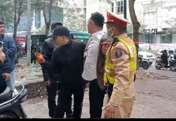 Tài xế đá vào mặt cảnh sát khi bị yêu cầu kiểm tra nồng độ cồn - 2