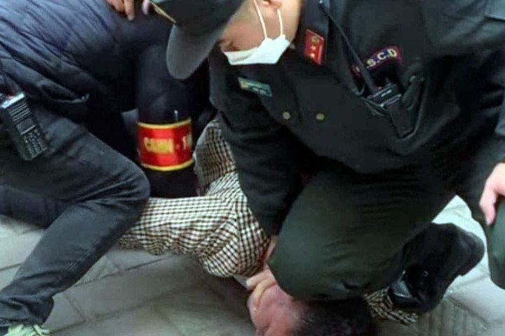 Tài xế đá vào mặt cảnh sát khi bị yêu cầu kiểm tra nồng độ cồn - 1