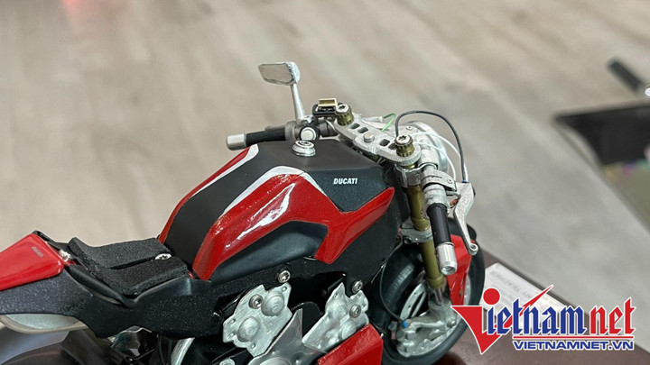 Ngắm loạt mô tô tự chế cực tinh xảo, giống hệt xe thật của thợ tóc Long Ducati - 8