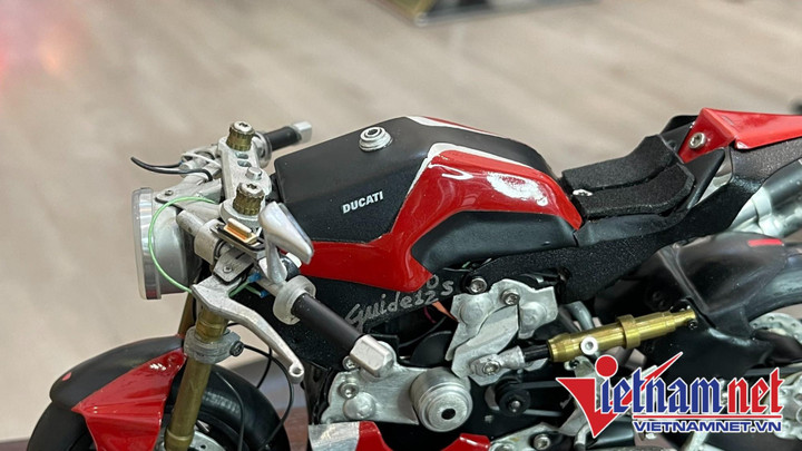 Ngắm loạt mô tô tự chế cực tinh xảo, giống hệt xe thật của thợ tóc Long Ducati - 9