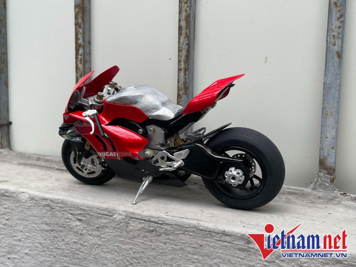 Ngắm loạt mô tô tự chế cực tinh xảo, giống hệt xe thật của thợ tóc Long Ducati - 11