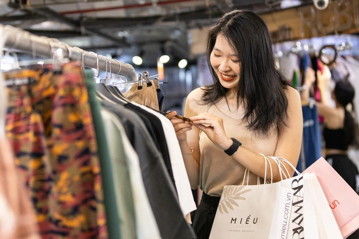 Mua váy tiền triệu chỉ mặc một lần dù chủ nhân túng thiếu - 1