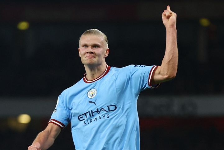 Đánh bại Arsenal, Man City chiếm ngôi đầu bảng Ngoại Hạng Anh - 2