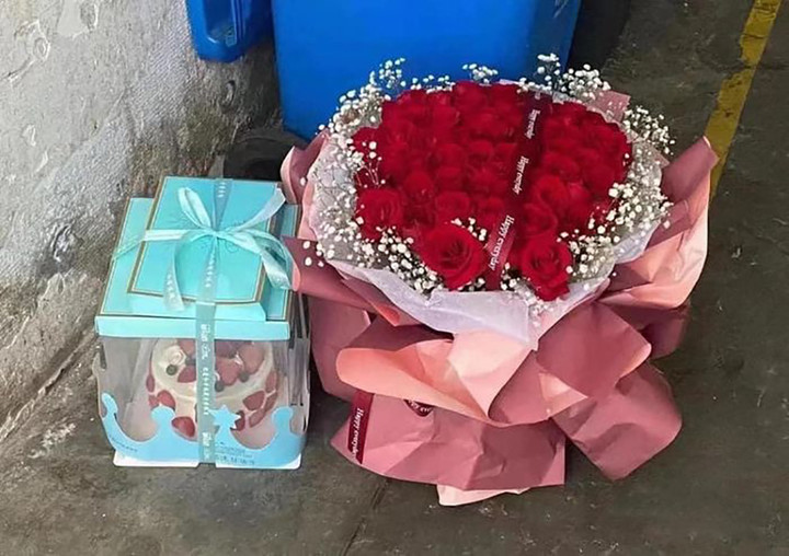 Nhặt hoa ở thùng rác sau ngày Valentine, cô gái nhận được điều bất ngờ - 2