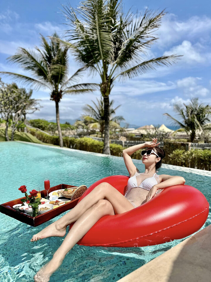 Sao Việt 18/2: Jennifer Phạm gợi cảm với bikini, Ngọc Mai sang Mỹ cùng chồng - 2