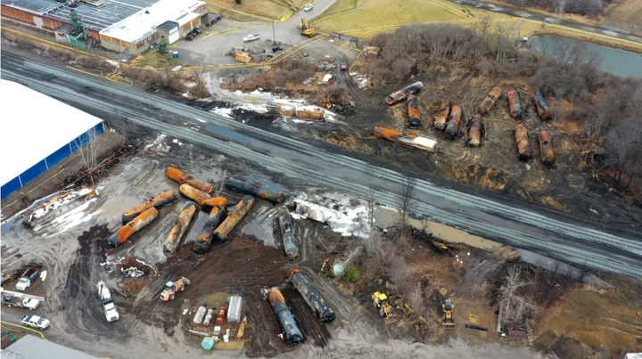 Tàu chở hóa chất trật bánh ở Mỹ: 5.000 người đối mặt với thảm họa môi trường - 1