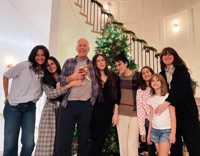 Bruce Willis mắc bệnh sa sút trí tuệ, bất lực ngôn ngữ - 2