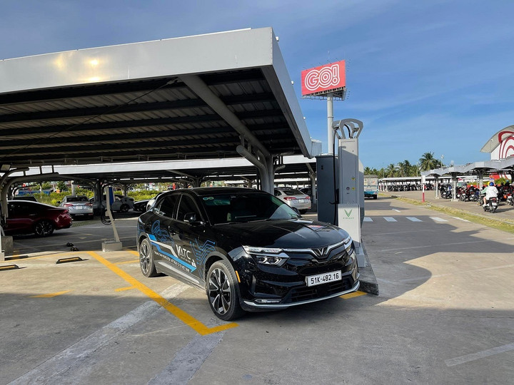 Thi nhau xuyên Việt nhằm thử thách ô tô điện VinFast VF 8 - 2