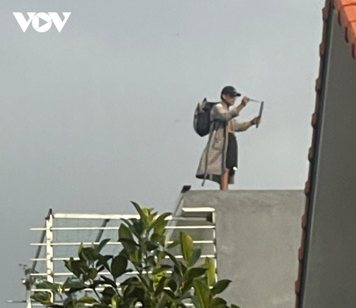 Khống chế người đàn ông có biểu hiện 'ngáo đá', cố thủ trên nóc nhà đang cháy - 2