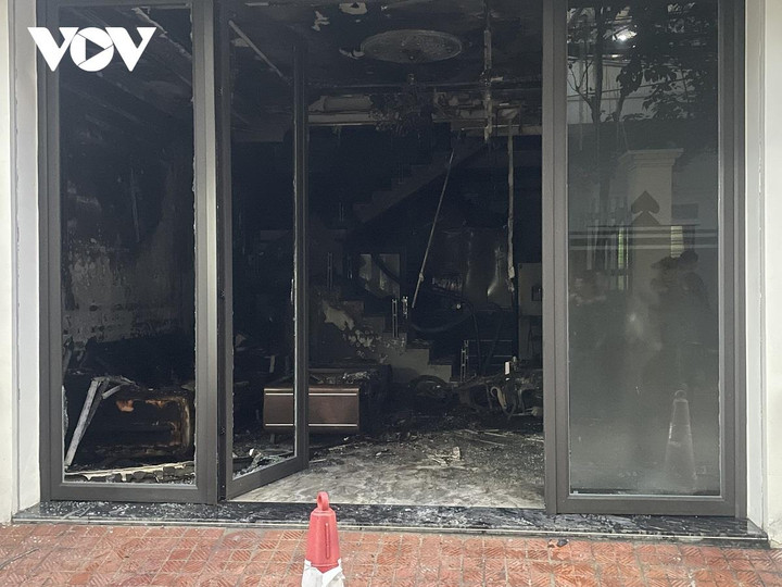 Khống chế người đàn ông có biểu hiện 'ngáo đá', cố thủ trên nóc nhà đang cháy - 1