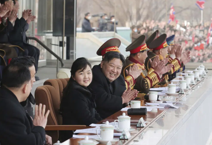 Ông Kim Jong-un cùng con gái xem bóng đá - 1