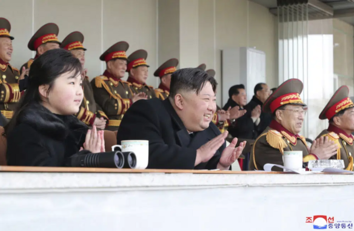 Ông Kim Jong-un cùng con gái xem bóng đá - 2