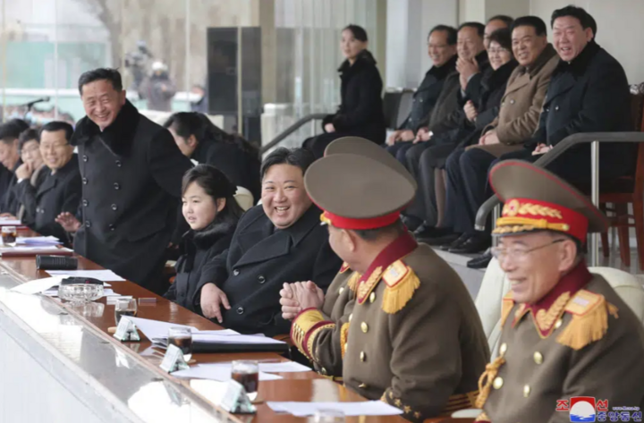 Ông Kim Jong-un cùng con gái xem bóng đá - 3