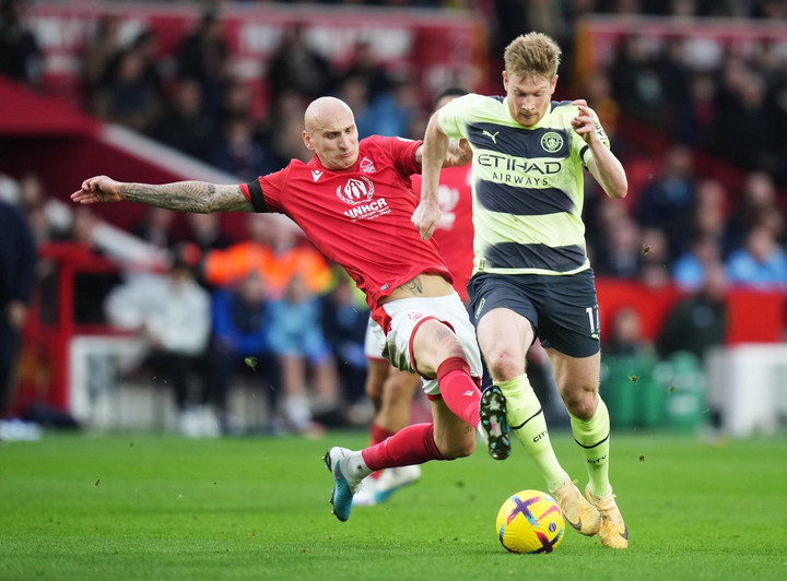 Bị Nottingham Forest cầm hòa, Man City mất ngôi đầu bảng Ngoại Hạng Anh - 1