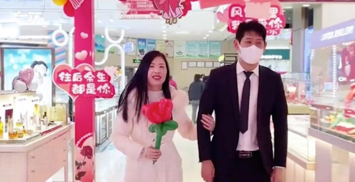 Chỉ mất hơn 7.000 đồng/giờ để thuê bạn trai đi mua sắm - 1