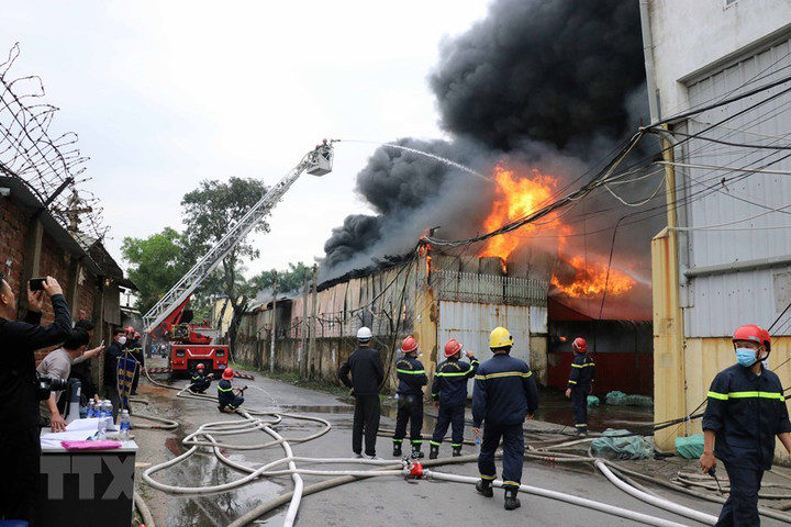 Cháy hàng nghìn mét vuông nhà xưởng tại Hải Phòng - 3