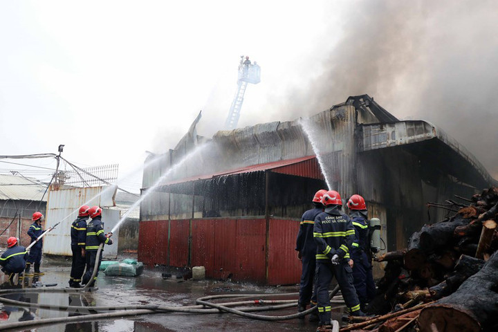 Cháy hàng nghìn mét vuông nhà xưởng tại Hải Phòng - 4