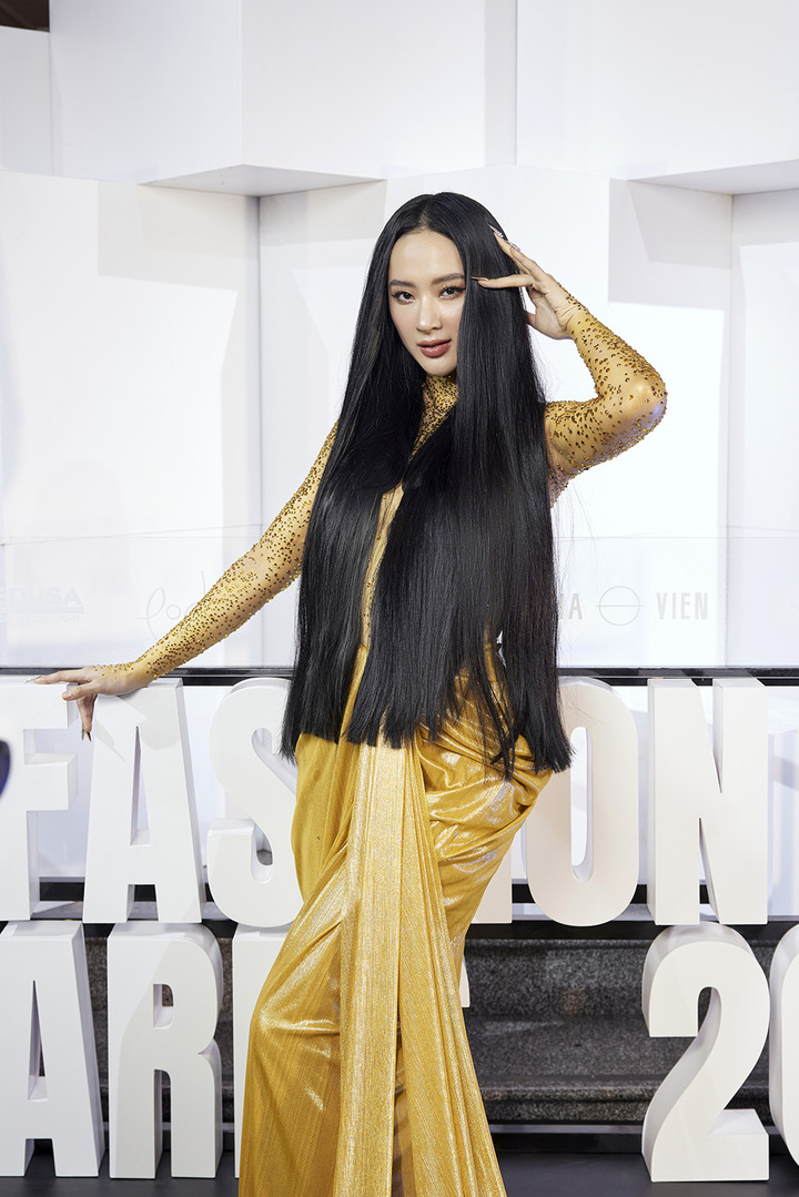 Angela Phương Trinh đính đá lên cơ thể