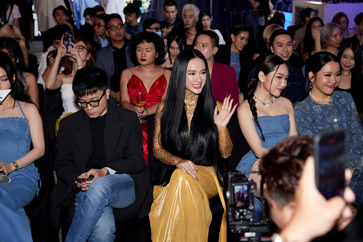 Angela Phương Trinh đính đá lên cơ thể - 5