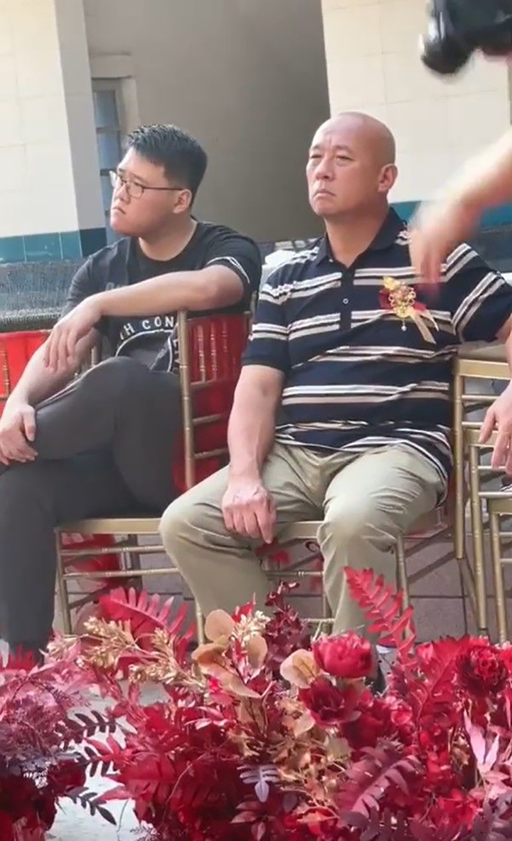 'Chết cười' trước biểu cảm thất thần của bố và anh trai cô dâu trong ngày cưới - 2