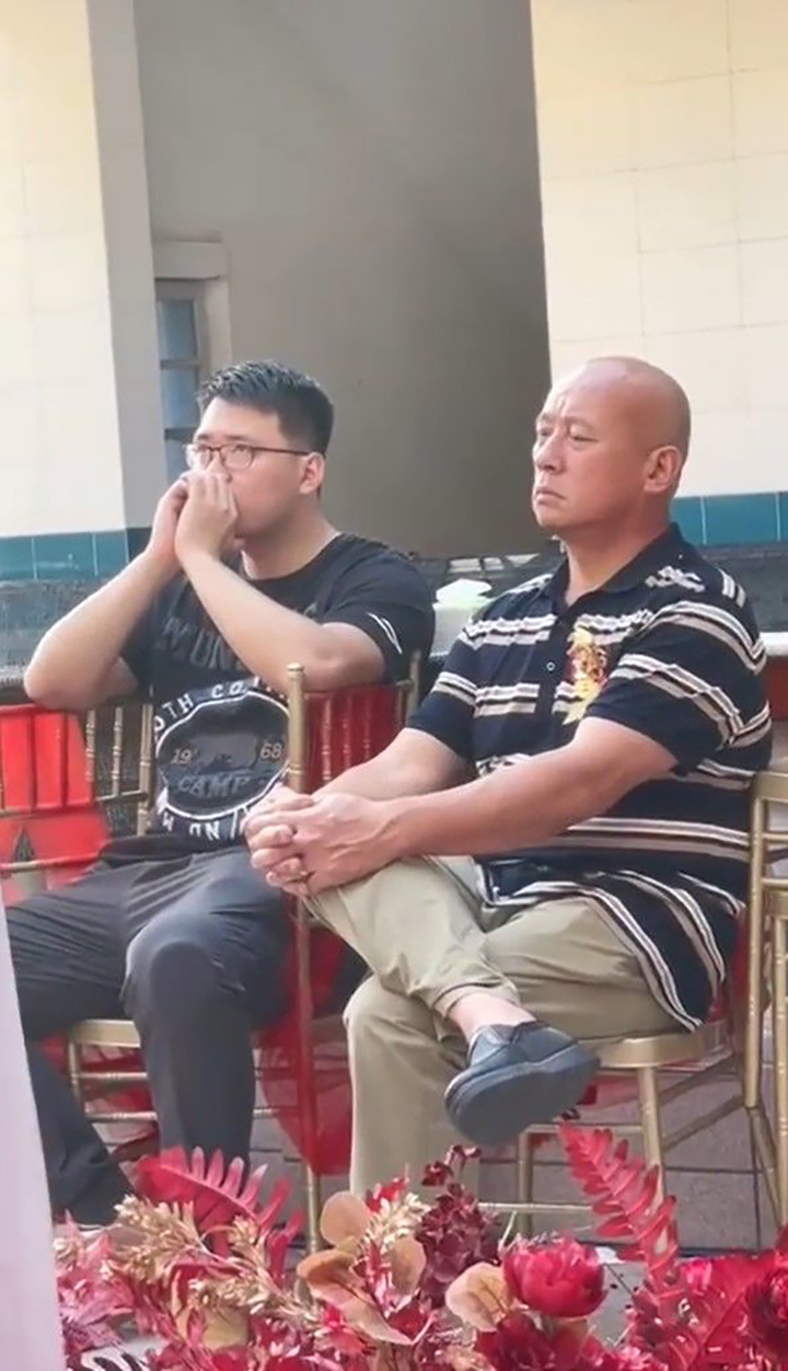 'Chết cười' trước biểu cảm thất thần của bố và anh trai cô dâu trong ngày cưới - 4
