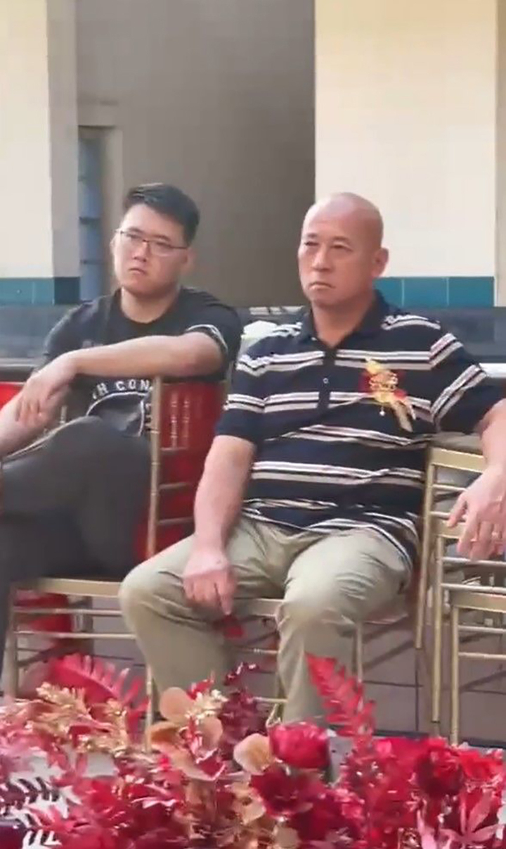 'Chết cười' trước biểu cảm thất thần của bố và anh trai cô dâu trong ngày cưới - 5