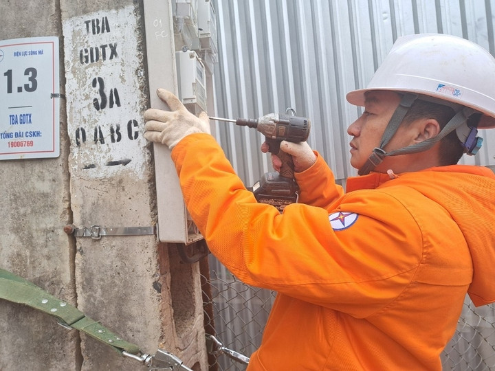 EVNNPC tăng cường xử lý khiếm khuyết đường dây, giảm thiểu sự cố mùa mưa 2023 - 1