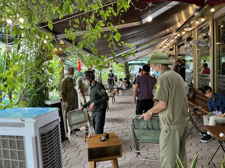 Hà Nội quyết giành lại vỉa hè cho người đi bộ - 1