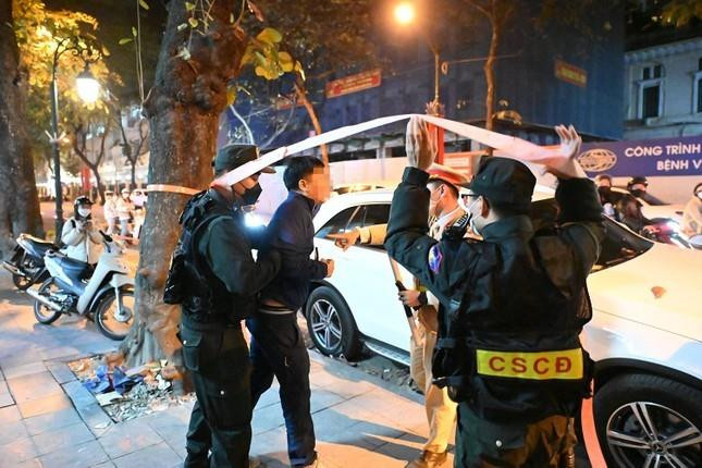 Tài xế ô tô không chịu đo nồng độ cồn, nói người thân là phó chủ tịch - 2