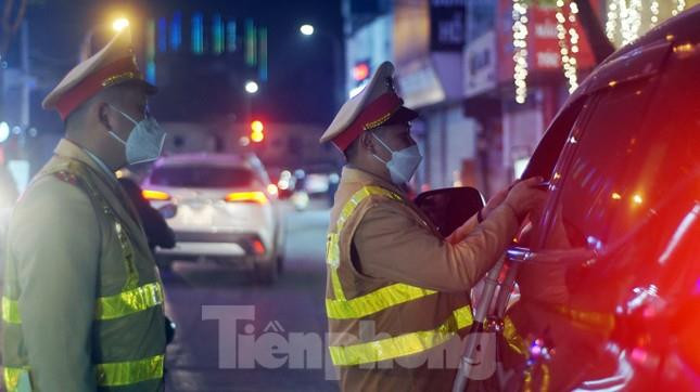 Tài xế ô tô không chịu đo nồng độ cồn, nói người thân là phó chủ tịch - 1